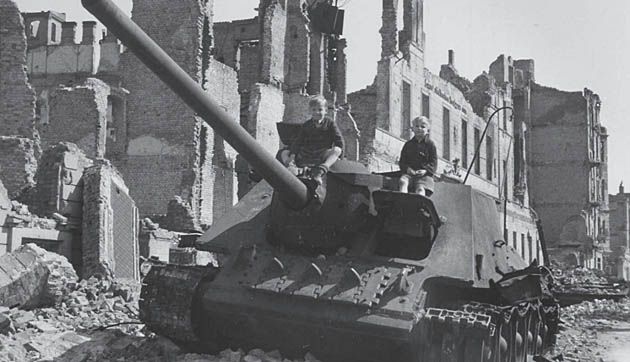 Rosyjski niszczyciel czołgów - SU-100 unieruchomiony podczas zdobywania Berlina.