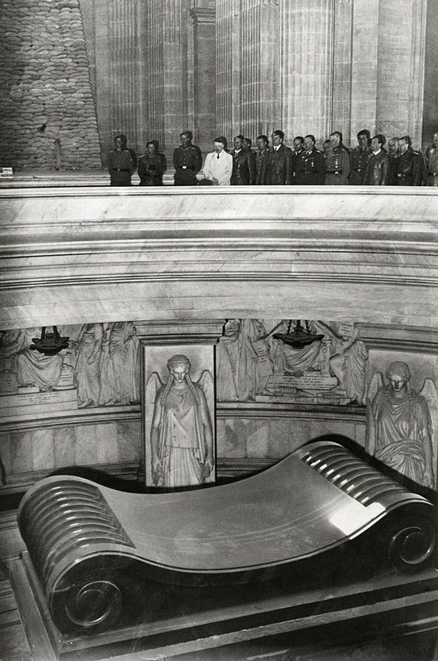 Adolf Hitler odwiedza grób Napoleona Bonaparte (Les Invalides, Paryż).