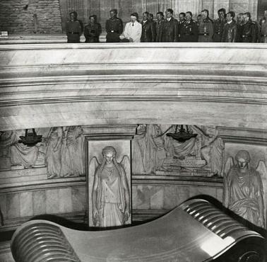 Adolf Hitler odwiedza grób Napoleona Bonaparte (Les Invalides, Paryż).