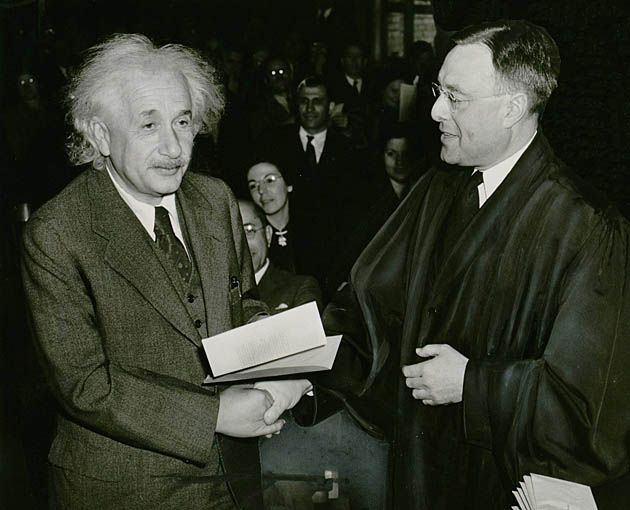 Albert Einstein podczas oficjalnego przyznania amerykańskiego obywatelstwa.