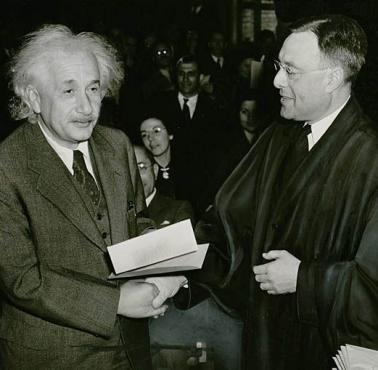Albert Einstein podczas oficjalnego przyznania amerykańskiego obywatelstwa.