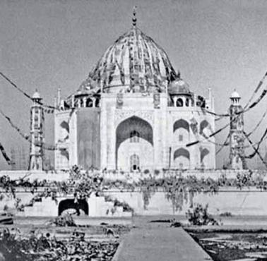 Taj Mahal - indyjskie mauzoleum wzniesione przez Szahdżahana w kamuflażu podczas wojny indyjsko - pakistańskiej.