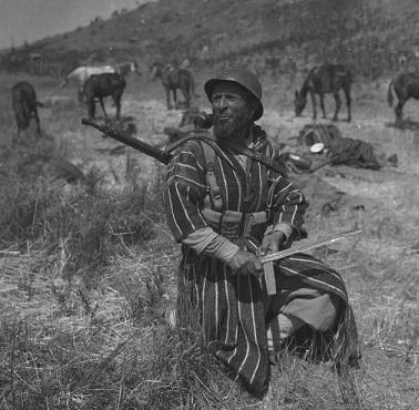 Goumierzy − żołnierz oddziałów pomocniczych francuskiej Armée d'Afrique podczas walk o Monte Cassino.