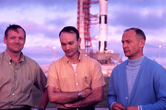 Neil Armstrong, Mike Collins i Buzz Aldrin, w tle rakieta Saturn V (Cape Canaveral, Floryda).