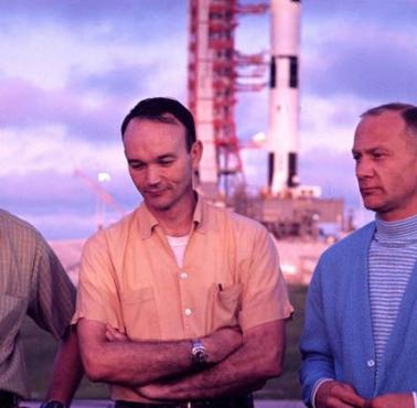 Neil Armstrong, Mike Collins i Buzz Aldrin, w tle rakieta Saturn V (Cape Canaveral, Floryda).