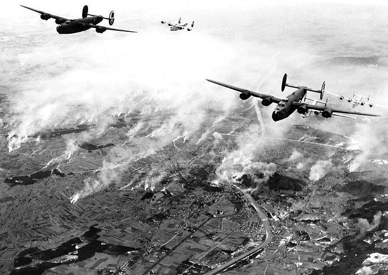 Amerykańskie bombowce B-24s bombardują Salzburg (Austria).