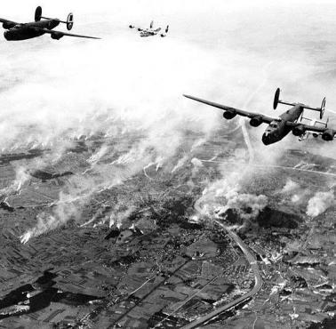 Amerykańskie bombowce B-24s bombardują Salzburg (Austria).