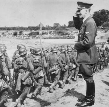 Hitler pozdrawia maszerujące niemieckie wojska podczas ataku na Polskę (okolice Jarosławia).