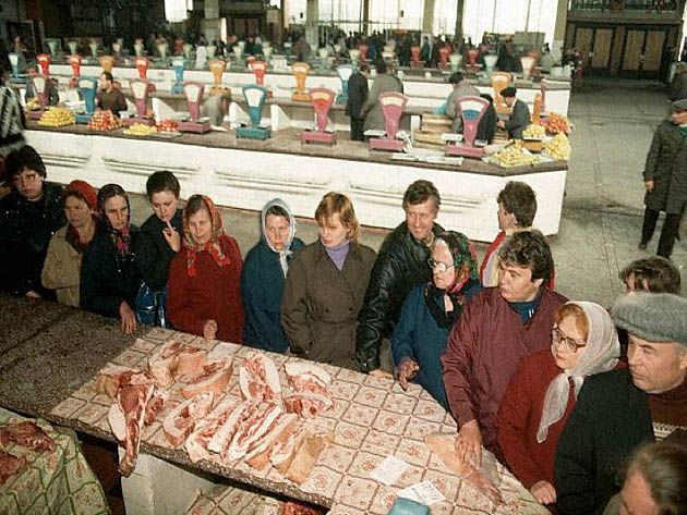 Kolejka po mięso w Moskwie, czyli ekonomiczne oblicze socjalizmu.