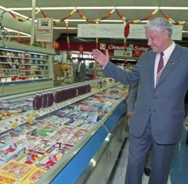 Borys Jelcyn podczas wizyty w supermarkecie w Houston w Teksasie (USA).