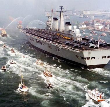 Brytyjski lotniskowiec HMS Invisible powraca do portu po zwycięskiej wojnie o Falklandy z Argentyną.