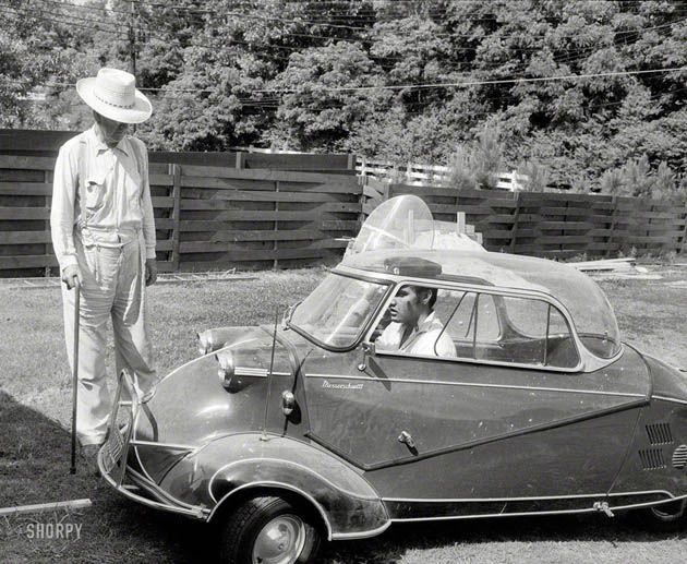 Elvis Presley testuje niemiecki samochodzik Messerschmitt KR200 (Memphis).