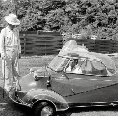 Elvis Presley testuje niemiecki samochodzik Messerschmitt KR200 (Memphis).