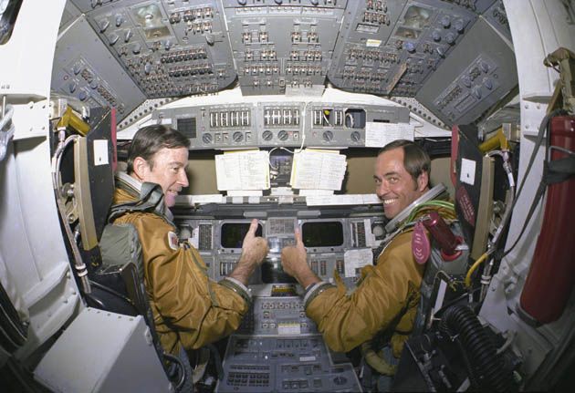 Astronauci John Young i Robert Crippen podczas ćwiczeń w kokpicie wahadłowca Columbia.