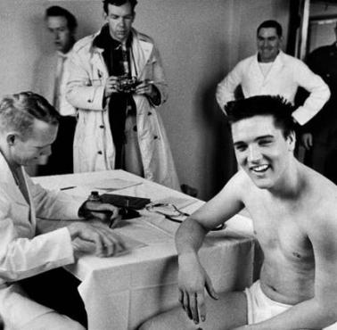 Elvis Presley w trakcie badań w wojskowej komisji lekarskiej.