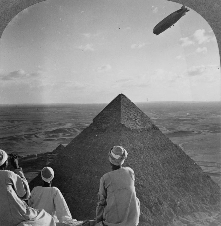 Niemiecki sterowiec Graf Zeppelin nad piramidami w Gizie (Egipt).
