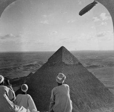Niemiecki sterowiec Graf Zeppelin nad piramidami w Gizie (Egipt).