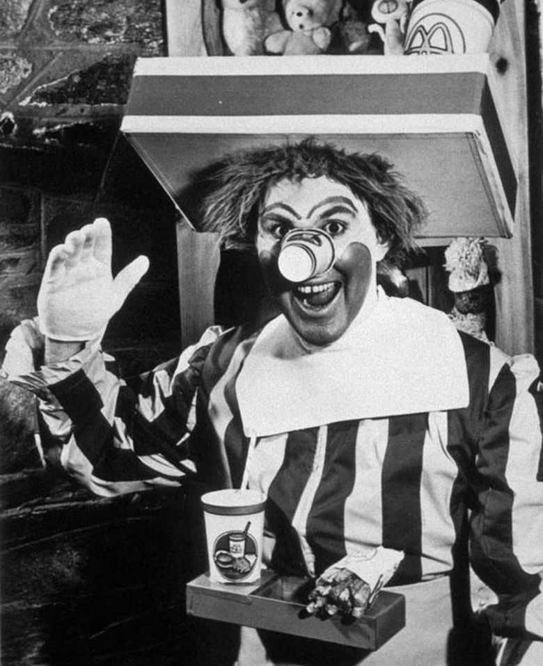 Ronald McDonald na początku kariery słynnej amerykańskiej sieci barów typu fast food.