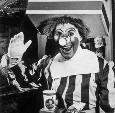 Ronald McDonald na początku kariery słynnej amerykańskiej sieci barów typu fast food.