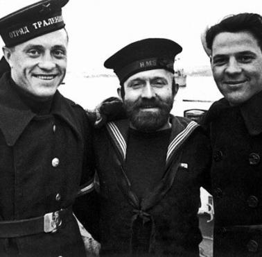 Marynarze rosyjskiej, angielskiej i amerykańskiej armii tuż po konferencji jałtańskiej, w której Amerykanie ...