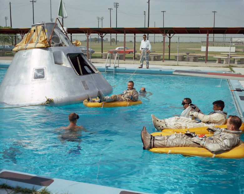 Załoga Apollo 1 ćwiczy lądowanie w morzu. Cała załoga ginie podczas testów przedstartowych kilka miesięcy później.