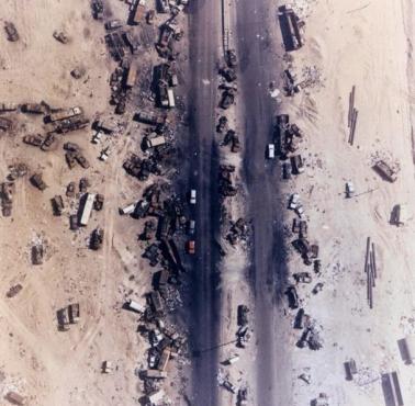 Rozbite irackiej wojska uciekające z Kuwejtu.