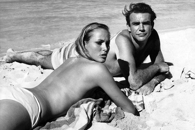 Sean Connery i Ursula Andress na planie filmu z Jamesem Bondem Dr. No.