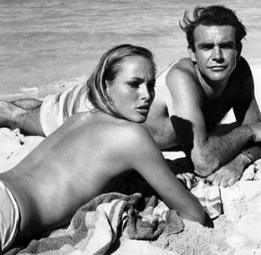 Sean Connery i Ursula Andress na planie filmu z Jamesem Bondem "Dr. No".