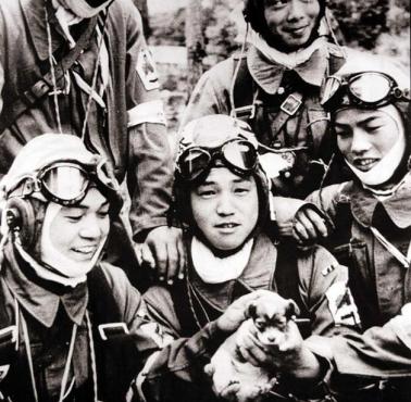 Japońscy chłopcy, którzy zgłosili się do samobójczych misji kamikaze. 