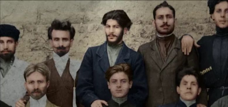 25-letni Józef Stalin z innymi rewolucjonistami w carskim więzieniu w Baku.