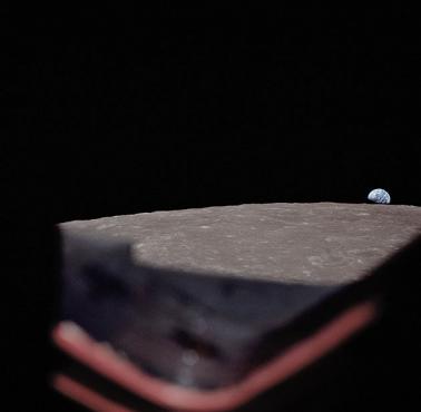 Pierwsze zdjęcie Ziemi wykonane z powierzchni Księżyca.