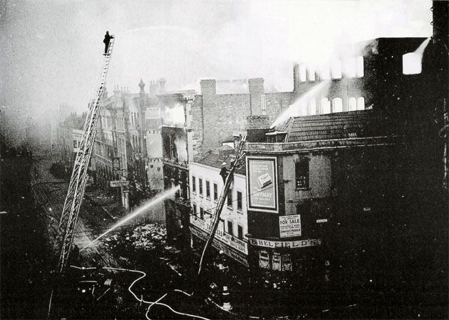 Gaszenie pożaru po niemieckim bombardowaniu (Union Street, Bristol).