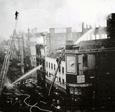 Gaszenie pożaru po niemieckim bombardowaniu (Union Street, Bristol).