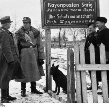 Niemieccy oficerowie podczas inspekcji oddziałów pomocniczych Schutzmannschaftant (okolice Kijowa).