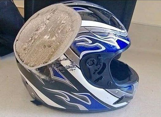 Co się dzieje z kaskiem motocyklisty w czasie upadku przy prędkości 70 km/h
