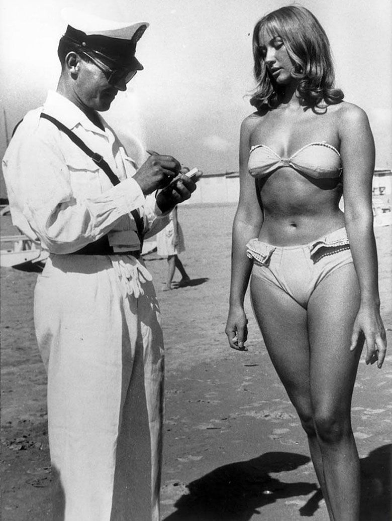 Policjant na plaży wydaje bilet dziewczynie za noszenie bikini (Rimini, Włochy)