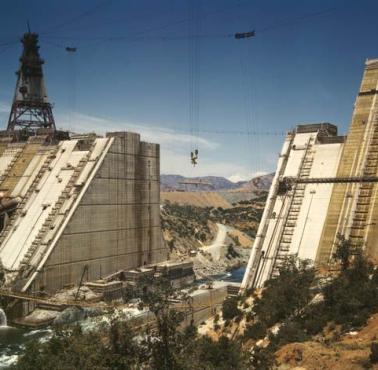 Budowa zapory Shasta na rzece Sacramento (Kalifornia, USA).