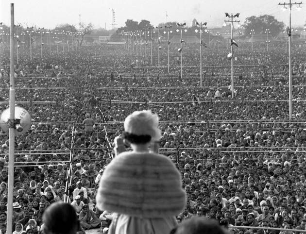 Królowa Elżbieta II podczas wizyty w Indiach (Ramlila Ground, Delhi).