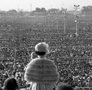 Królowa Elżbieta II podczas wizyty w Indiach (Ramlila Ground, Delhi).