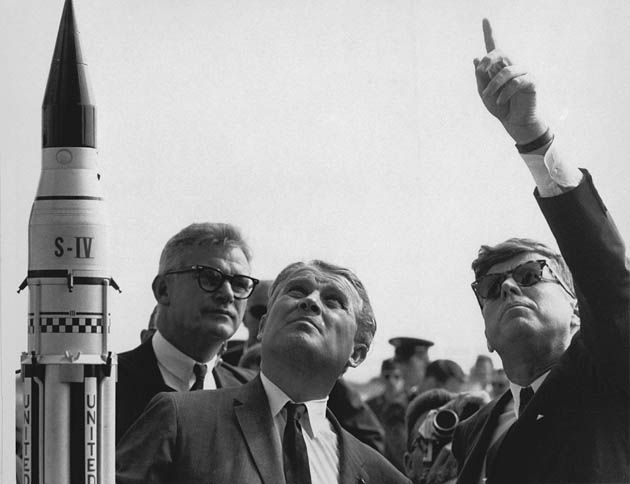 Konstruktor rakiet V1, V2, członek NSDAP - Wernher von Braun u boku prezydenta Kennedyego.