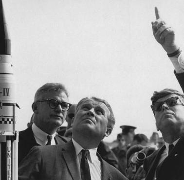 Konstruktor rakiet V1, V2, członek NSDAP - Wernher von Braun u boku prezydenta Kennedyego.