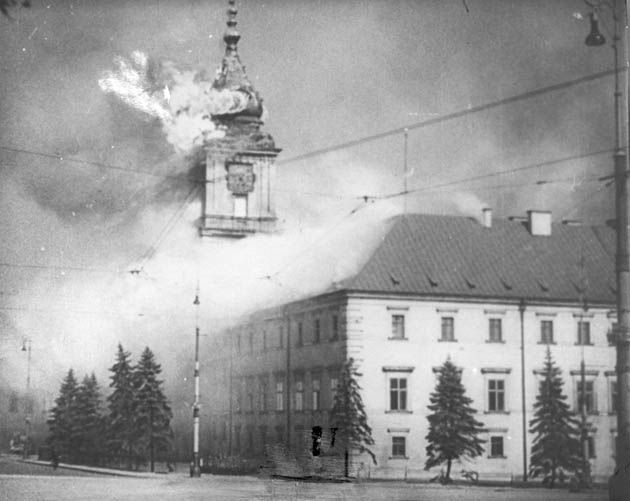 Płonie zbombardowany przez Niemców Zamek Królewski w Warszawie.