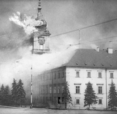 Płonie zbombardowany przez Niemców Zamek Królewski w Warszawie.