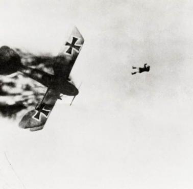 Niemiecki pilot wyrzucony z samolotu Albatros podczas I wojny światowej.