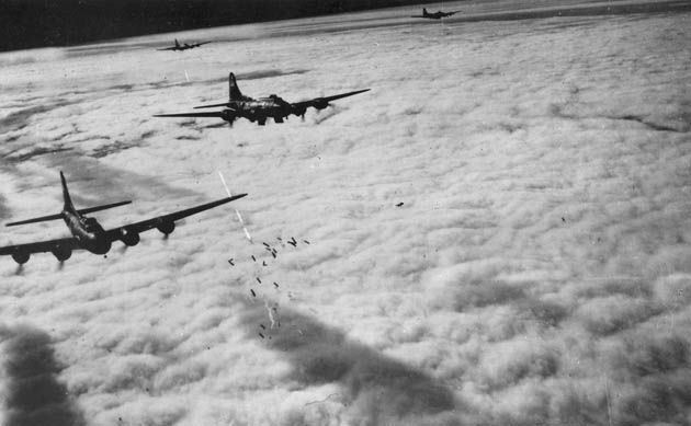 Bombowce Boeing B-17F bombardują Bremę.