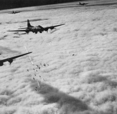 Bombowce Boeing B-17F bombardują Bremę.