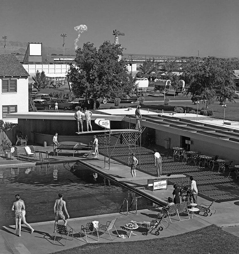 Widok z Las Vegas na wybuch jądrowy na poligonie w Nevadzie.