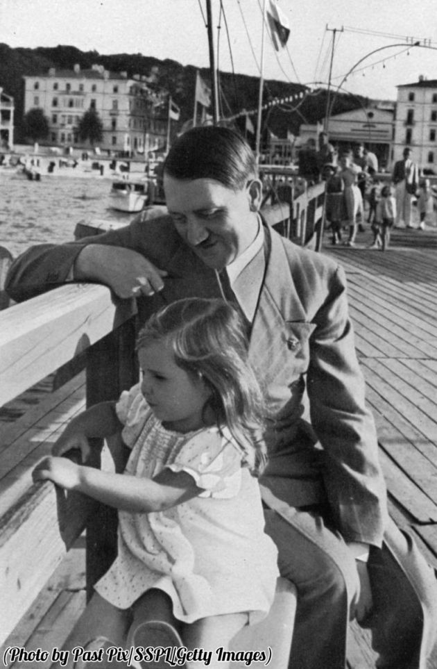 Adolf Hitler i malutka Helga Goebbels zabita przez rodziców w bunkrze Hitlera dziesięć lat później.