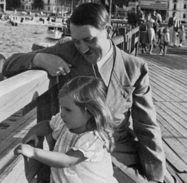 Adolf Hitler i malutka Helga Goebbels zabita przez rodziców w bunkrze Hitlera dziesięć lat później.