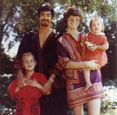 Bruce Lee z rodziną, żona Linda Lee, dzieci Brandon i Shannon.